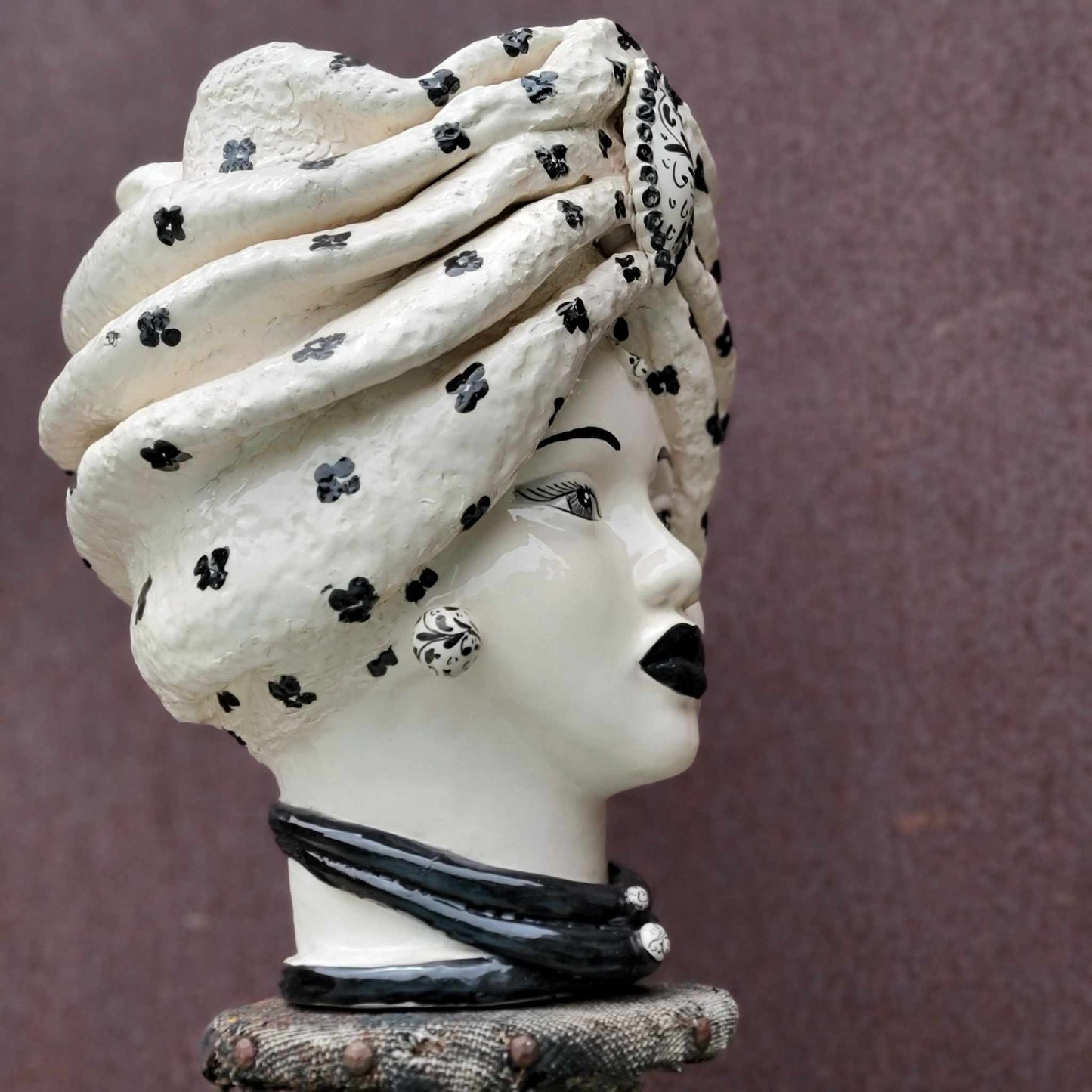 Moor's Head Atena - Queen - White with Black Polka Dots