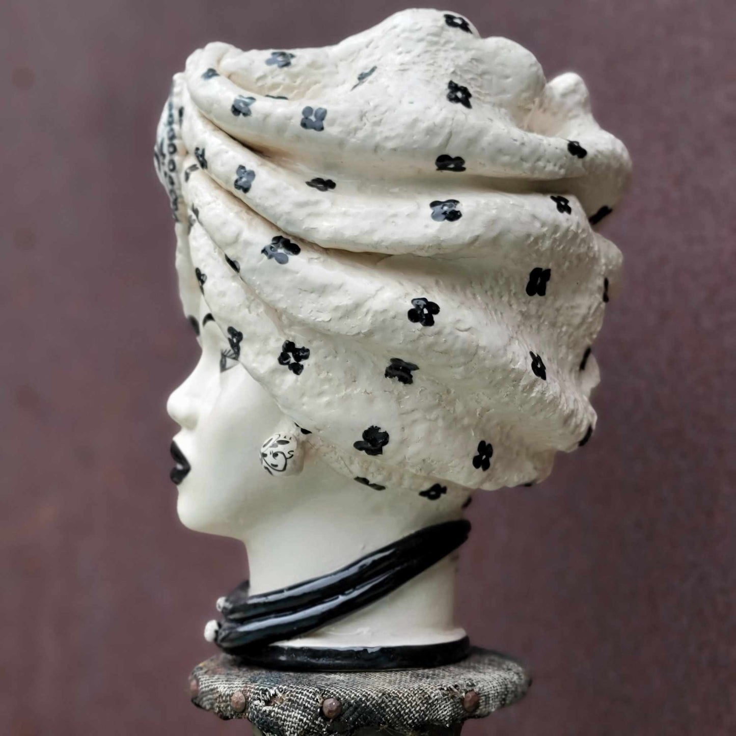 Moor's Head Atena - Queen - White with Black Polka Dots
