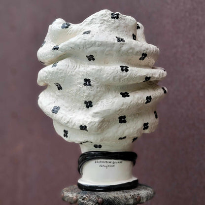 Moor's Head Atena - Queen - White with Black Polka Dots