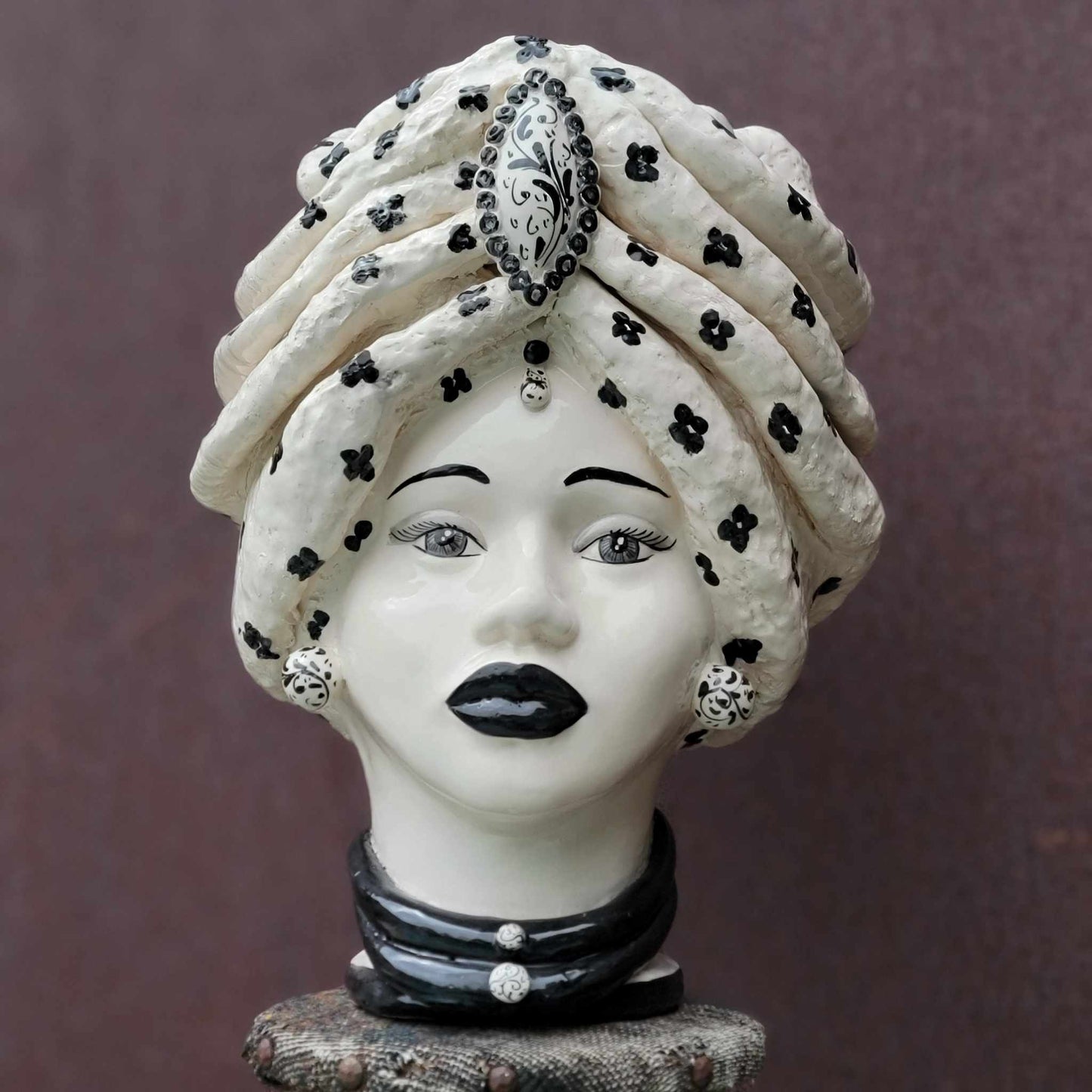 Moor's Head Atena - Queen - White with Black Polka Dots